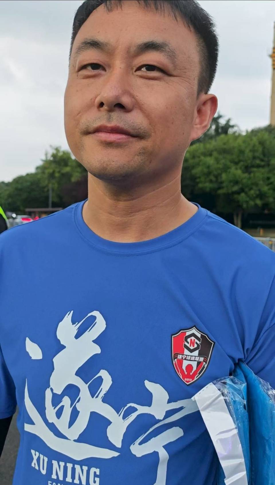 小一点的地, 大家包了大, 露天草坪上